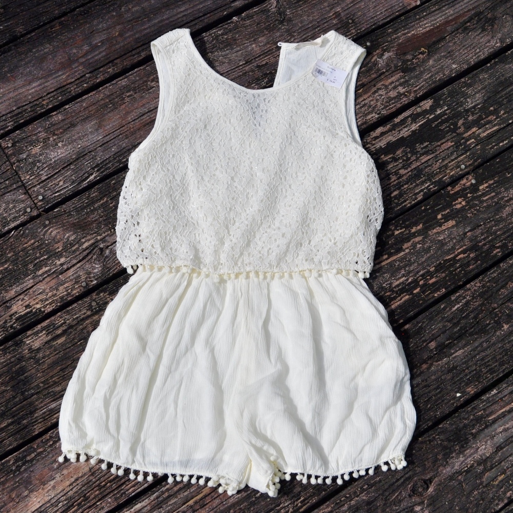 NWT Izzy&Lola-White Romper w/ PomPom Detail-Size M